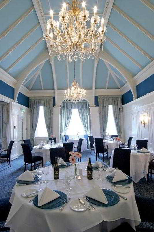 بريدجيند The Coed-Y-Mwstwr Hotel المطعم الصورة